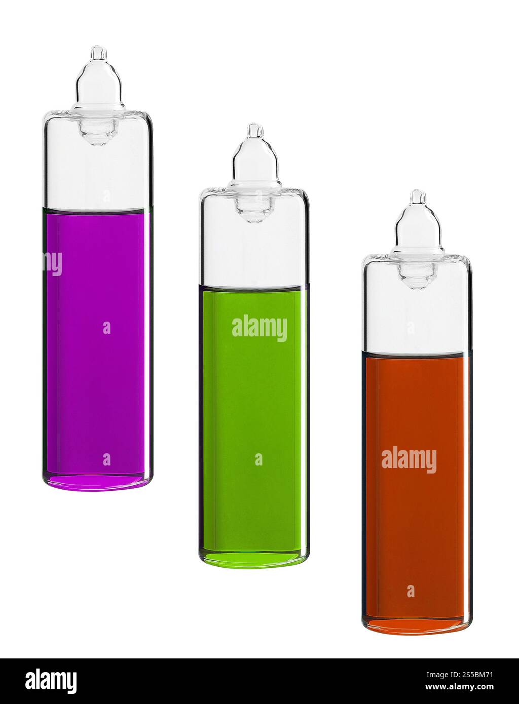 Flaschen mit Basisölen, isoliert auf weiß. Flaschen mit Basisölen isoliert Stockfoto