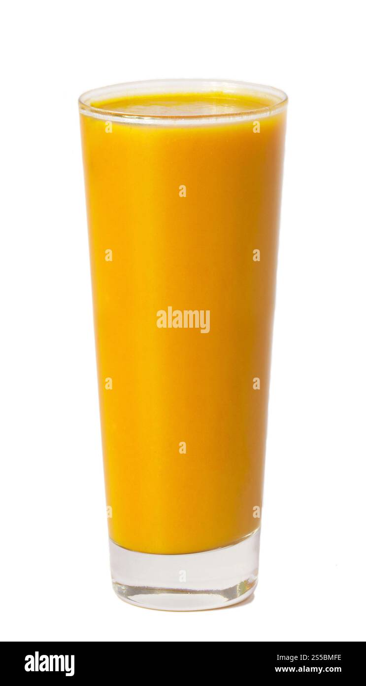 Volles Glas Orangensaft auf weißem Hintergrund Stockfoto