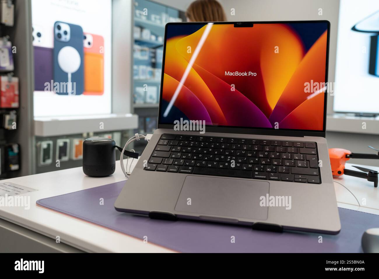 Vorderansicht des neuen, leistungsstarken Apple Computers Laptops das weltbekannte MacBook Pro mit neuem Apple Silicon Prozessor. Minsk, Weißrussland - 24. april 2024 Stockfoto