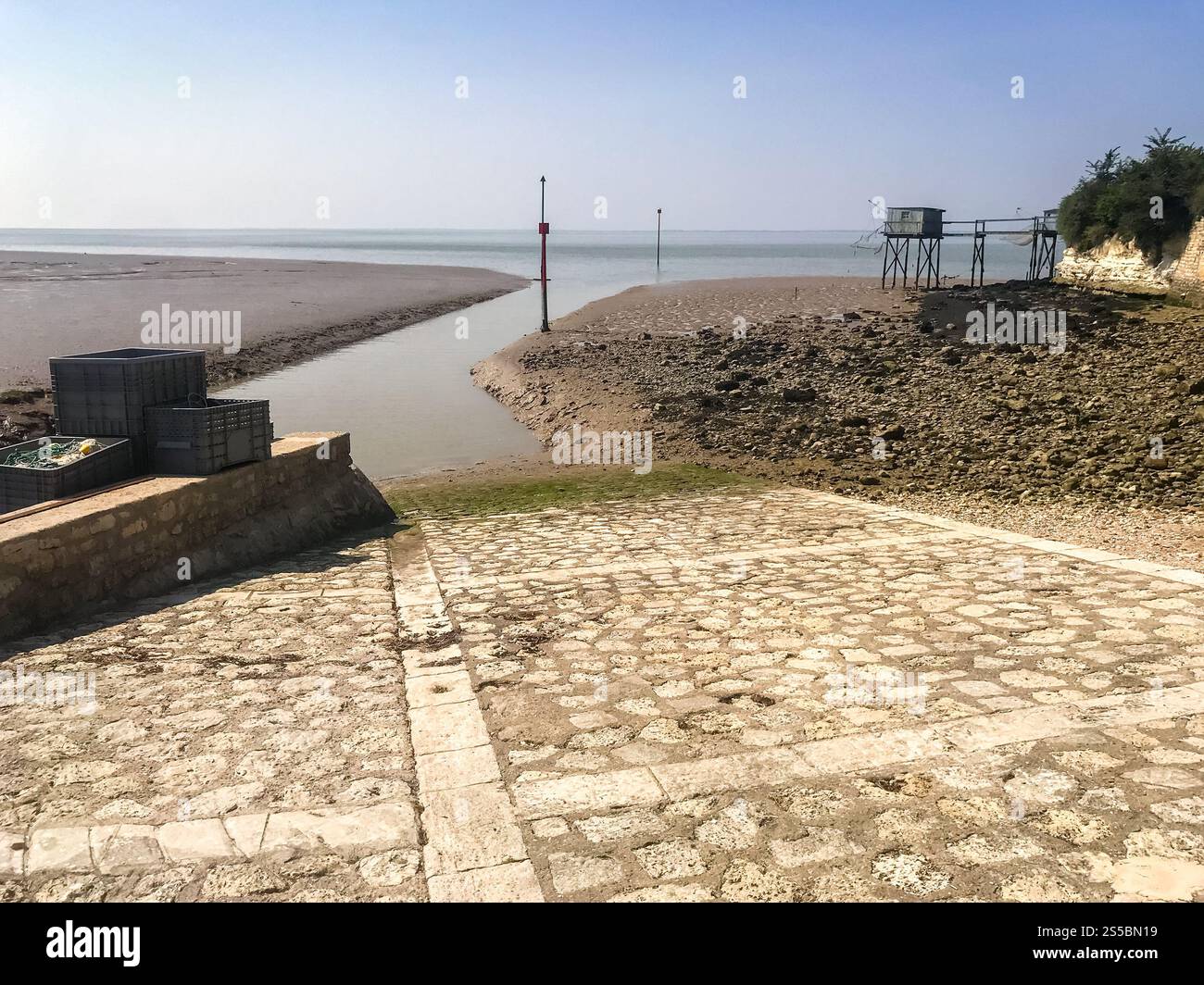 Traditionelle Fischerhütte und Netz - Carrelet - in Talmont sur Gironde, Frankreich. Traditionelle Fischerhütte und Netz - Carrelet - Talmont sur Gironde, Stockfoto