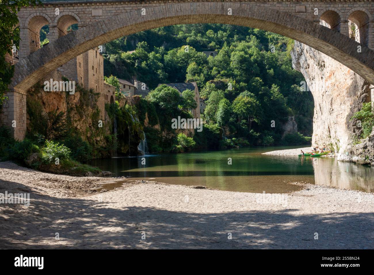 Saint-Chély-du-Tarn (Südfrankreich): Das Dorf in der Tarnschlucht Stockfoto