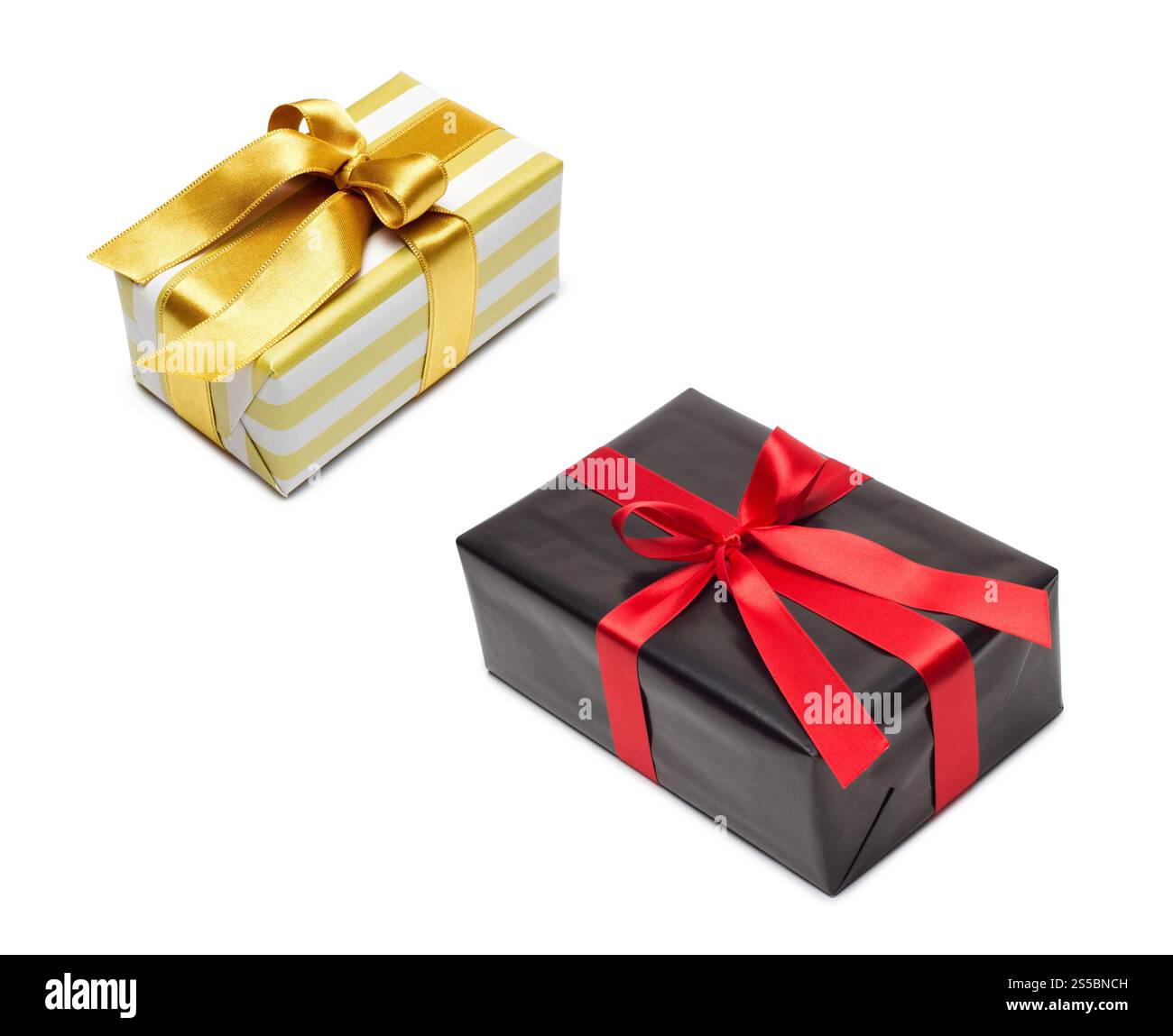 Geschenkbox in goldenem Duo-Ton mit goldenem Satinband und Schleife isoliert auf weißem Hintergrund. Geschenkbox in goldenem Duo-Ton mit goldenem Satinband Stockfoto