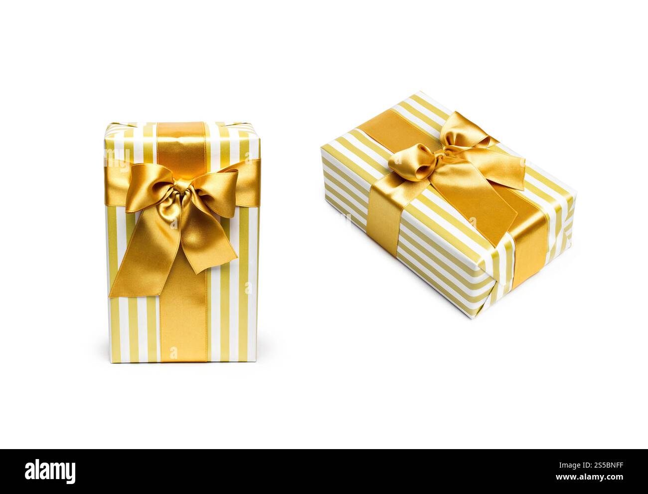 Geschenkboxen in goldenem Duo-Ton mit goldenen Satinbändern. Geschenkboxen Stockfoto