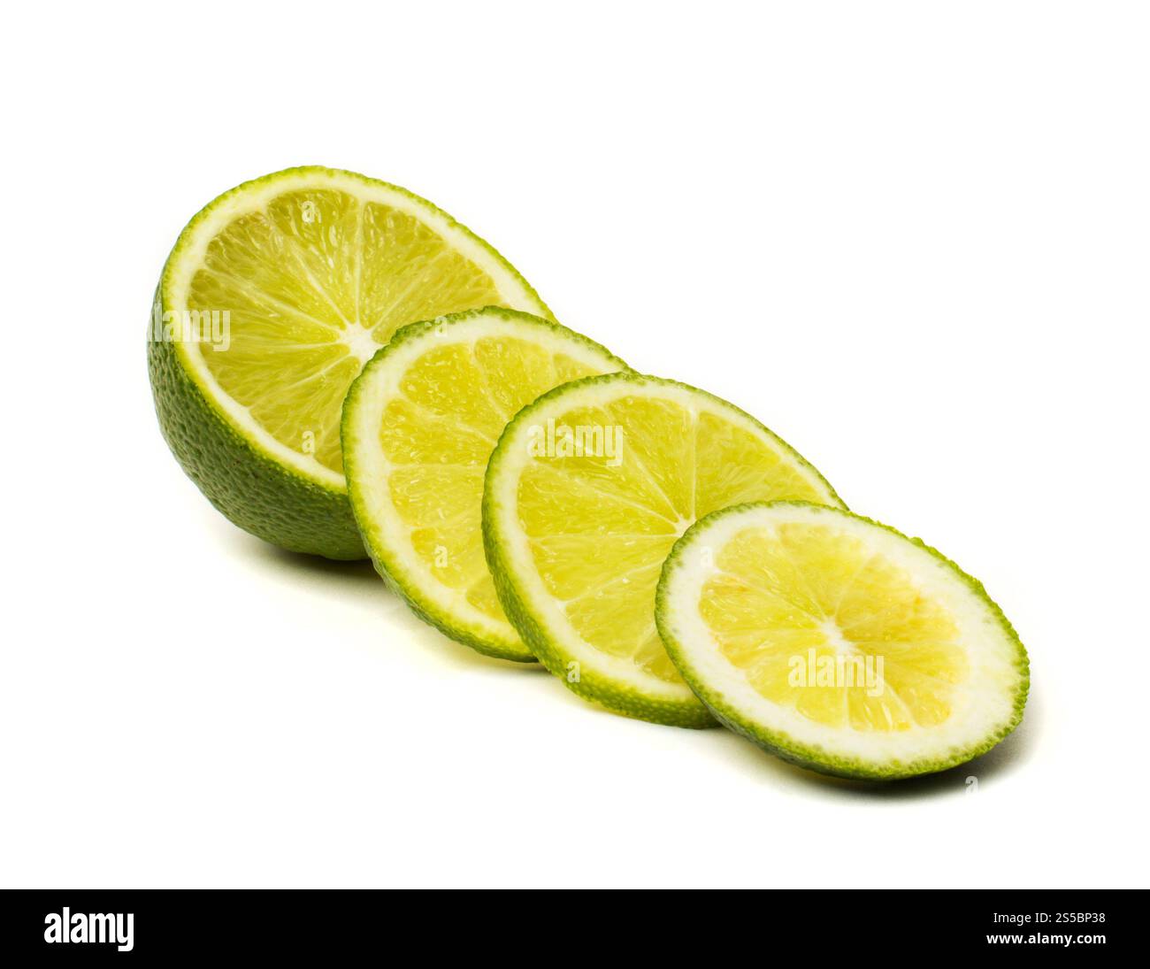 Scheibe frischer Kalk isoliert auf weißem Hintergrund. Scheibe frische Limette Stockfoto