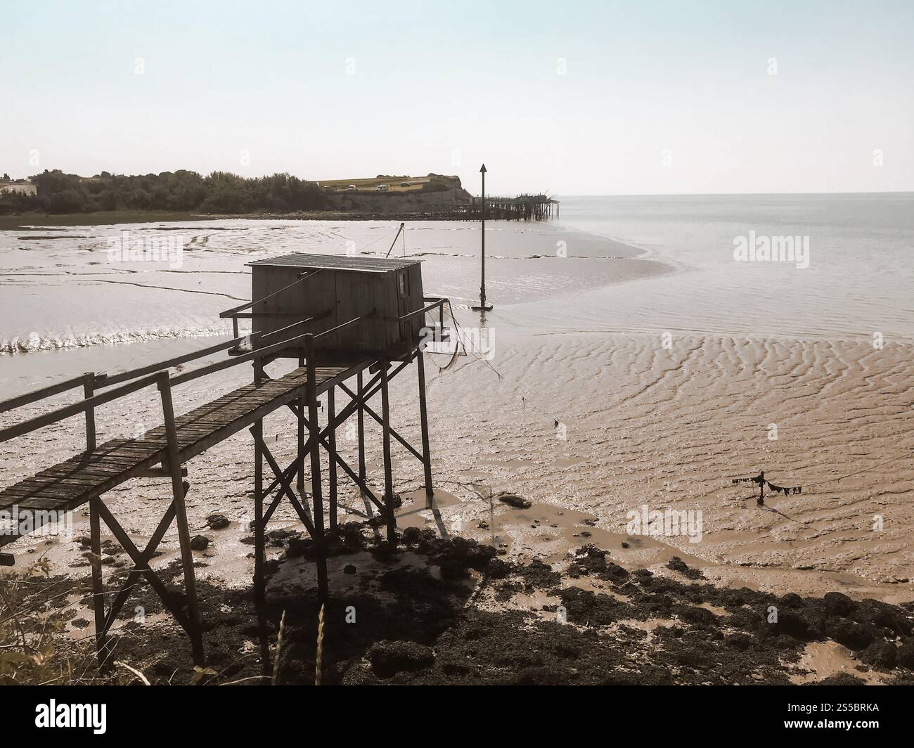 Traditionelle Fischerhütte und Netz - Carrelet - in Talmont sur Gironde, Frankreich. Traditionelle Fischerhütte und Netz - Carrelet - Talmont sur Gironde, Stockfoto