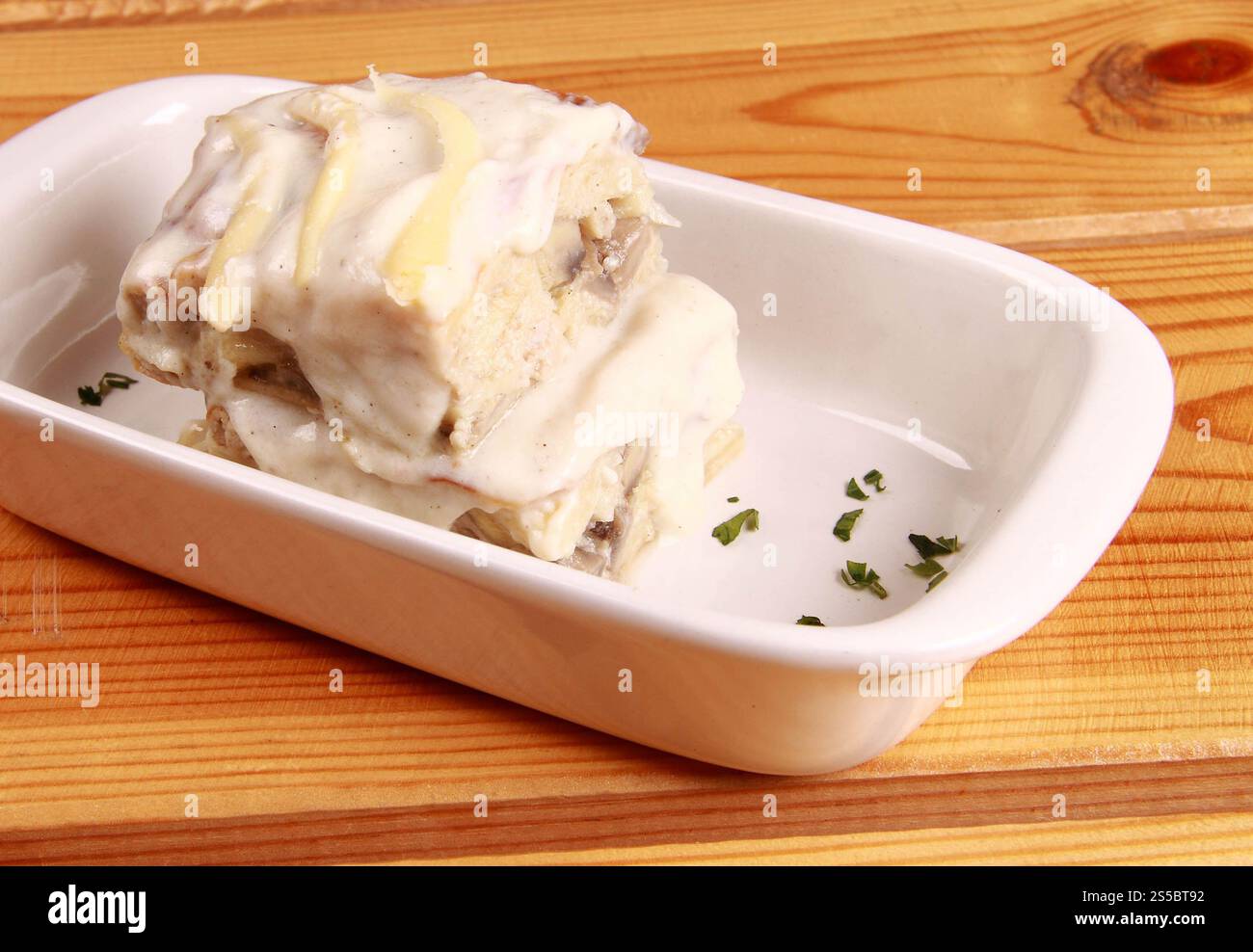 Lasagne mit Pilzen und Käse in Nahaufnahme. Lasagne mit Pilzen und Käse Stockfoto