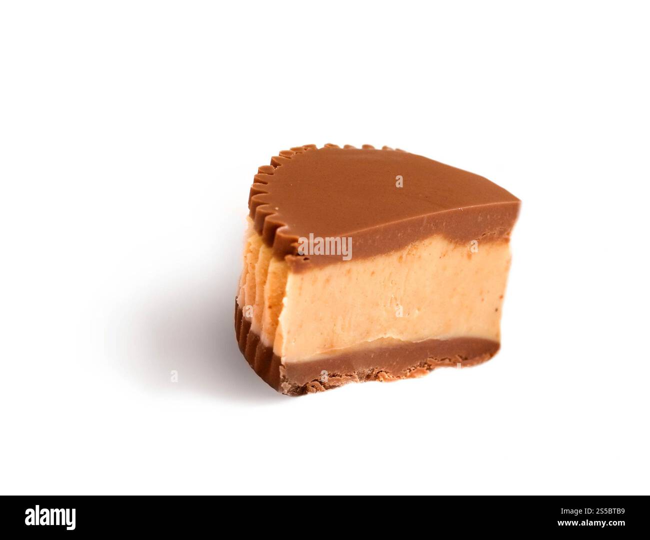 Stück Schokoladenkuchen mit Glasur auf weißem isoliertem Hintergrund. Stück Schokoladenkuchen mit Glasur Stockfoto