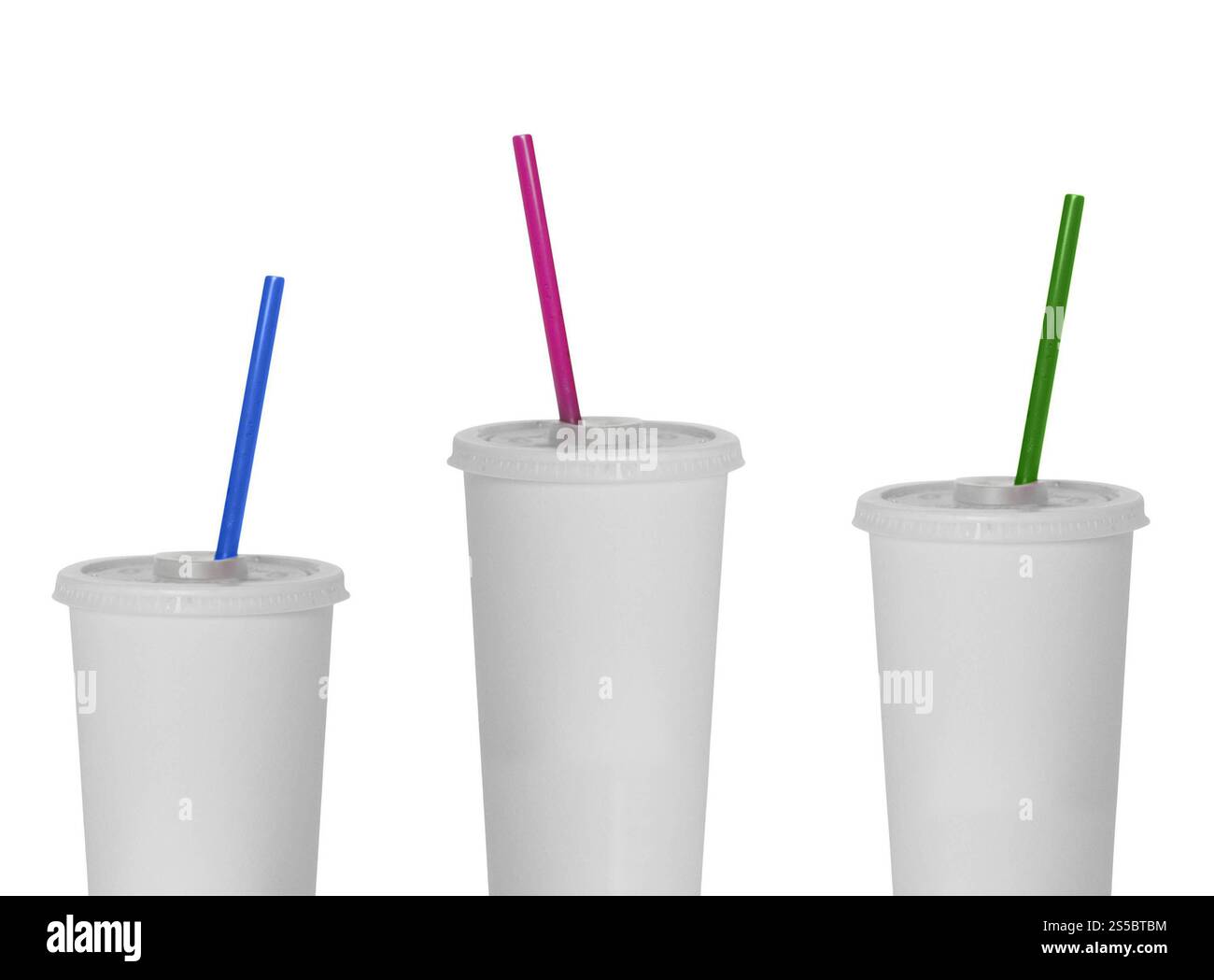 Weiße Fastfood-Becher aus Kunststoff, isoliert auf weißem Hintergrund. Weiße Fastfood-Becher aus Kunststoff Stockfoto