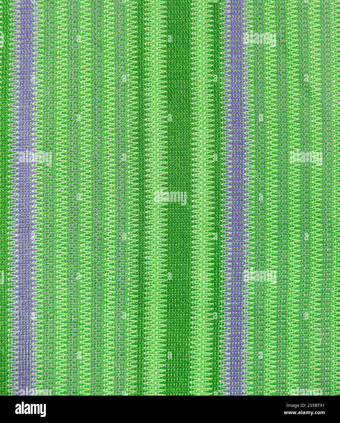 Frühling, Sommer, gestreiftes Plissee-Material aus nächster Nähe. Frühling, Sommer, gestreiftes Plisseedetuch. Stockfoto