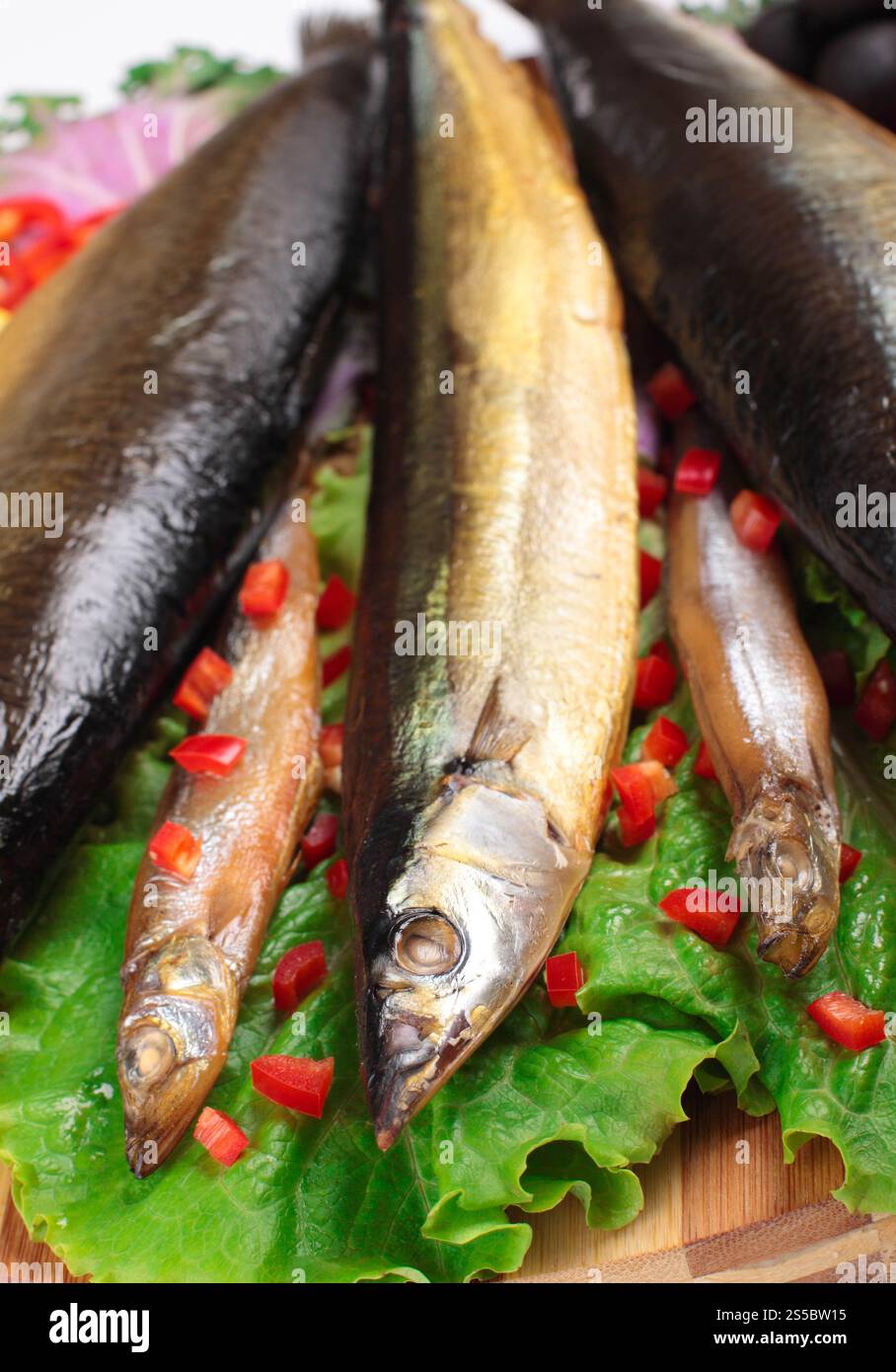 Fisch auf Teller mit rotem Pfeffer in Nahaufnahme. Fisch auf Teller mit rotem Pfeffer Stockfoto