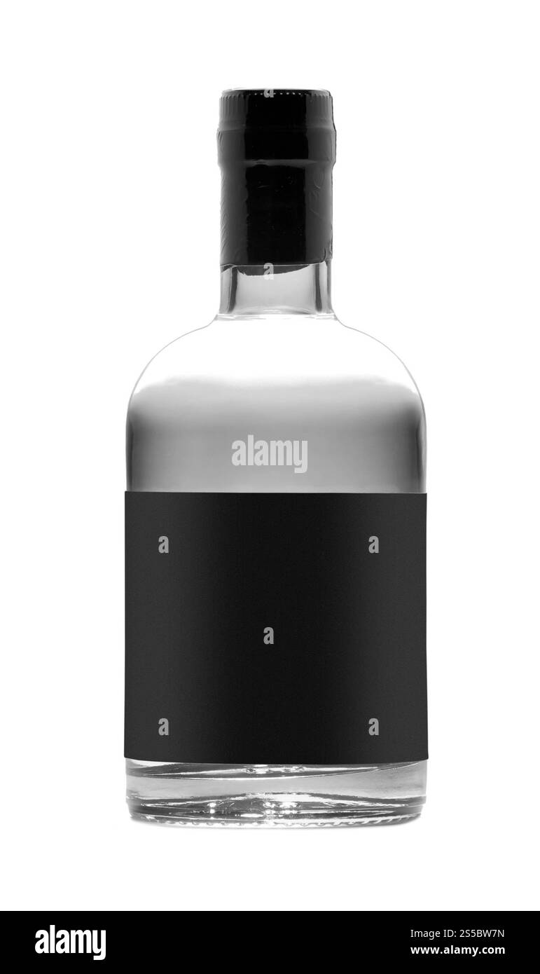 Schwarze Flasche Whiskey isoliert auf weißem Hintergrund. Schwarze Flasche Whiskey isoliert Stockfoto