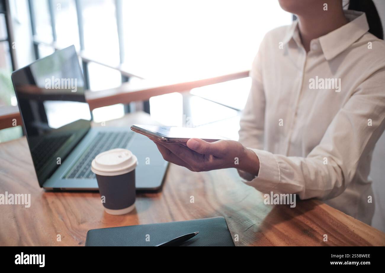 QR-Code-Zahlung. Frau scannt QR-Code Online-Shopping bargeldloses Technologiekonzept Stockfoto