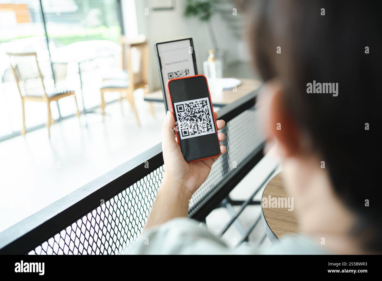 QR-Code-Zahlung. E-Wallet. Man Scanning Tag akzeptiert generieren digitale Zahlung ohne Geld.Scannen QR Code Online Shopping bargeldlose Zahlung und Stockfoto