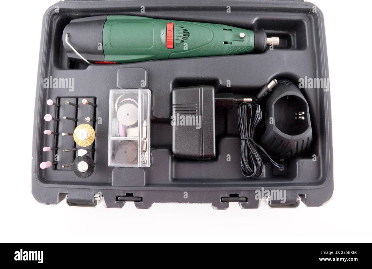 Batteriebohrer in einem Gehäuse isoliert auf weißem Hintergrund. Batteriebohrer in einem isolierten Gehäuse Stockfoto