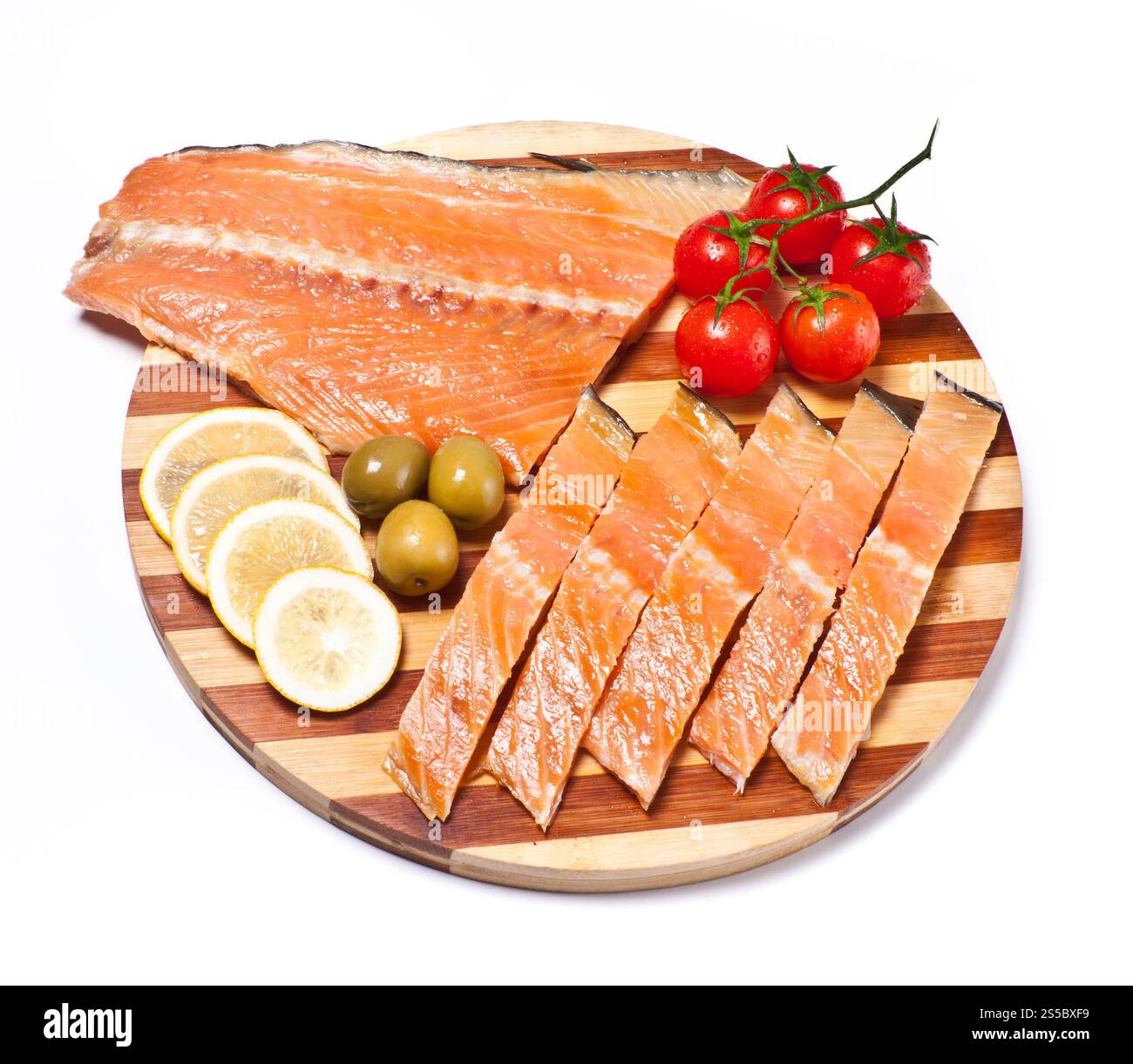 Frisches rotes Fischfilet auf Teller mit Gemüse isoliert auf weißem Hintergrund. Frisches rotes Fischfilet auf Teller mit Gemüse Stockfoto