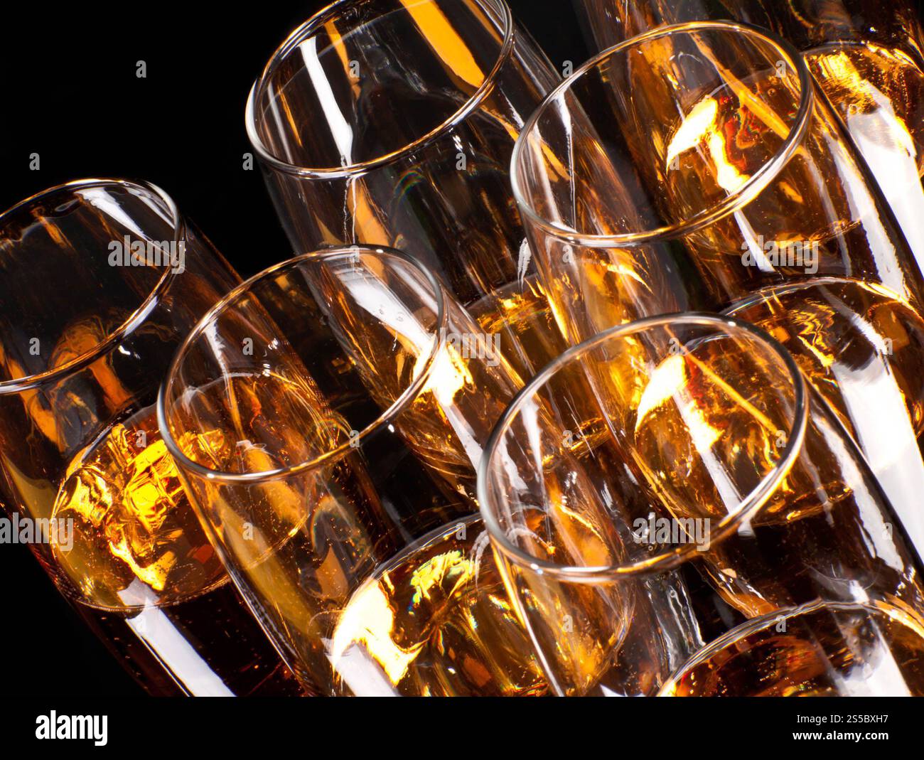 Halb leere Gläser Champagner Nahaufnahme. Halb leere Gläser Champagner Stockfoto