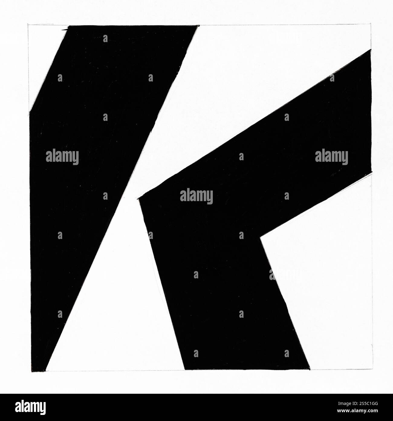 Abstrakte schwarz-weiße grafische Komposition mit Buchstabe K handgezeichnet mit schwarzer Farbe auf weißem Papier Stockfoto
