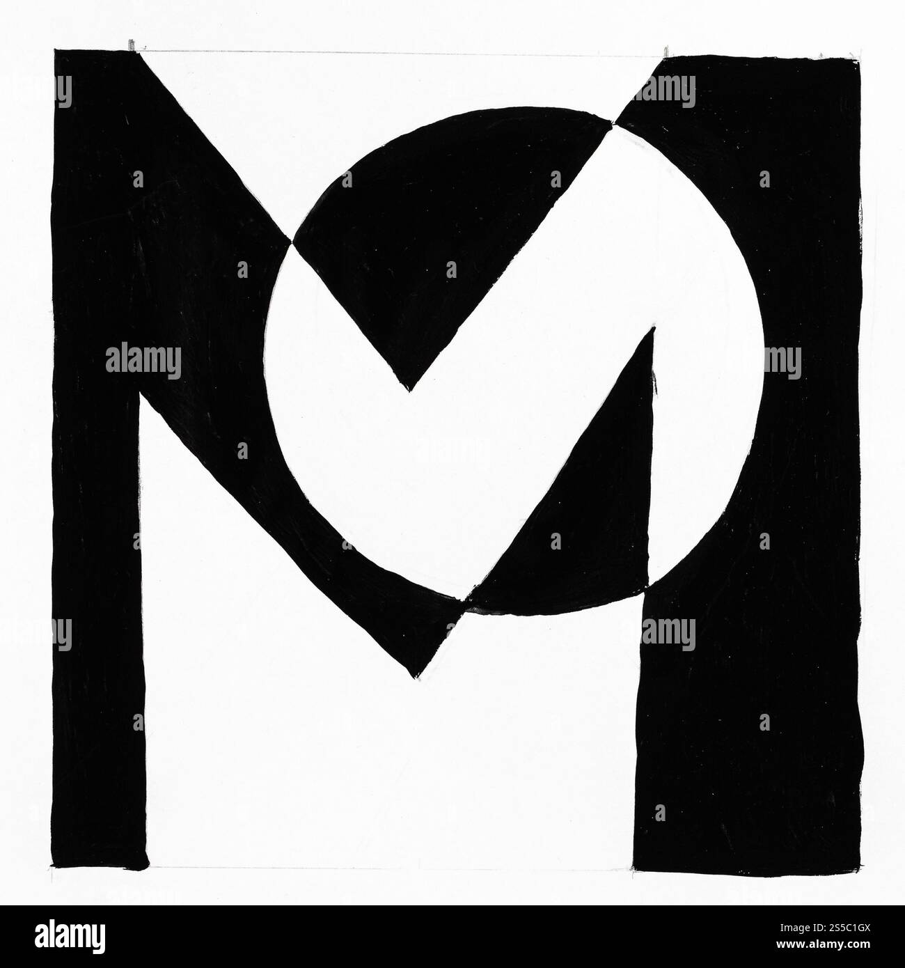Abstrakte schwarz-weiße grafische Komposition mit Buchstabe M handgezeichnet mit schwarzer Farbe auf weißem Papier Stockfoto
