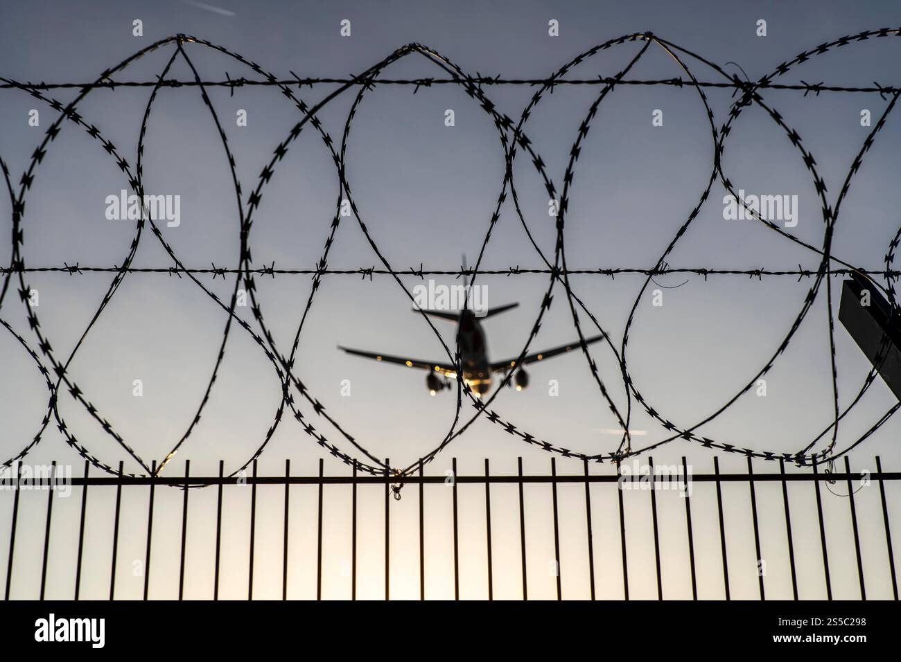 Symbolisches Bild der Sicherheit am Flughafen, Außenzaun am Flughafen Düsseldorf, Stahldrahtzaun, mit S-Drahtseilen, Stacheldraht, auf dem f Stockfoto