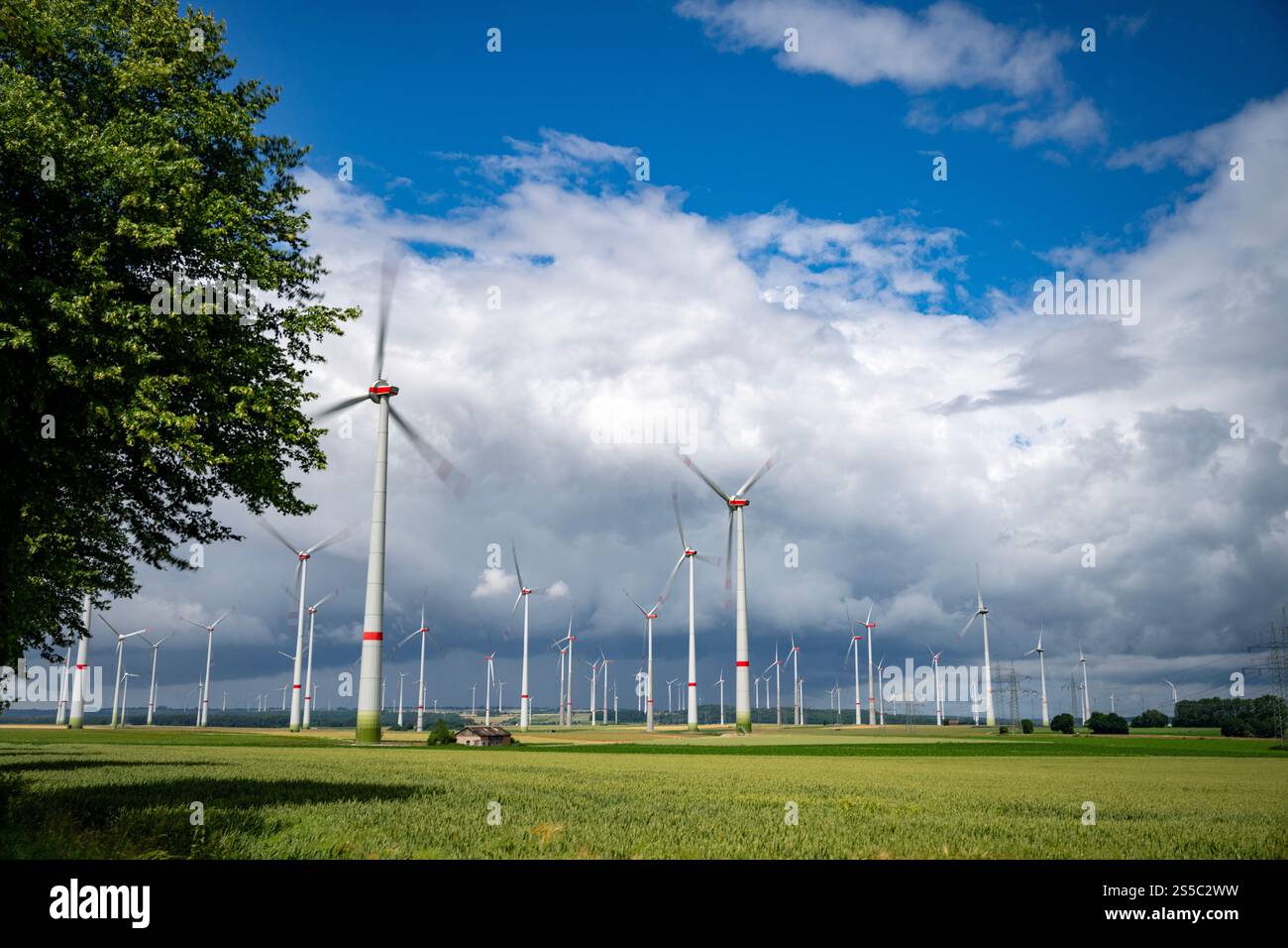 07,2024 Deutsche Windenergieanlagen quer durch die Landschaft in der Region Marsberg Stockfoto