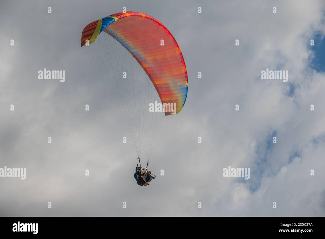 Ein atemberaubender Blick auf Gleitschirmflieger Stockfoto
