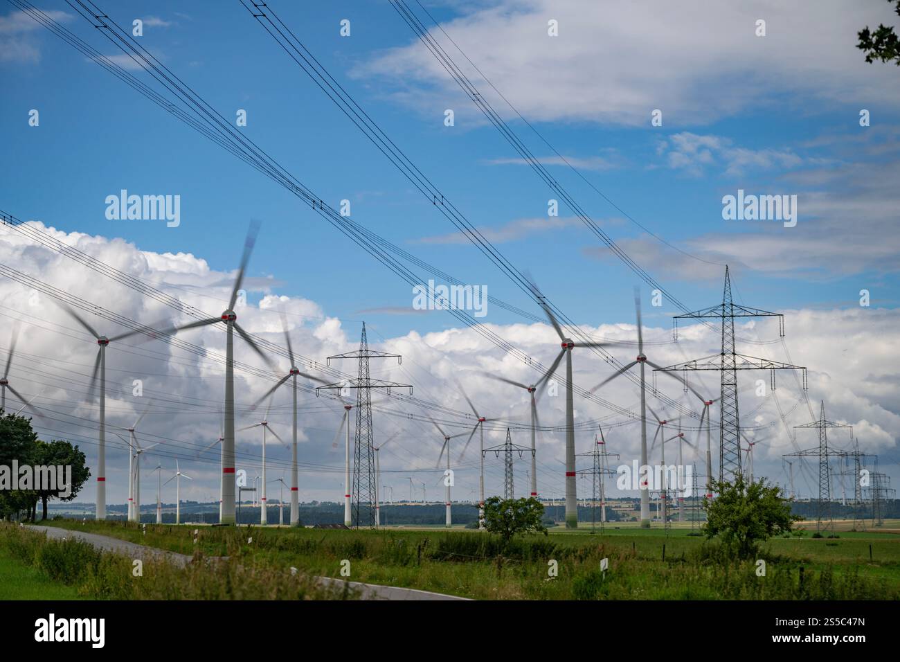 07,2024 Deutsche Windenergieanlagen quer durch die Landschaft in der Region Marsberg Stockfoto