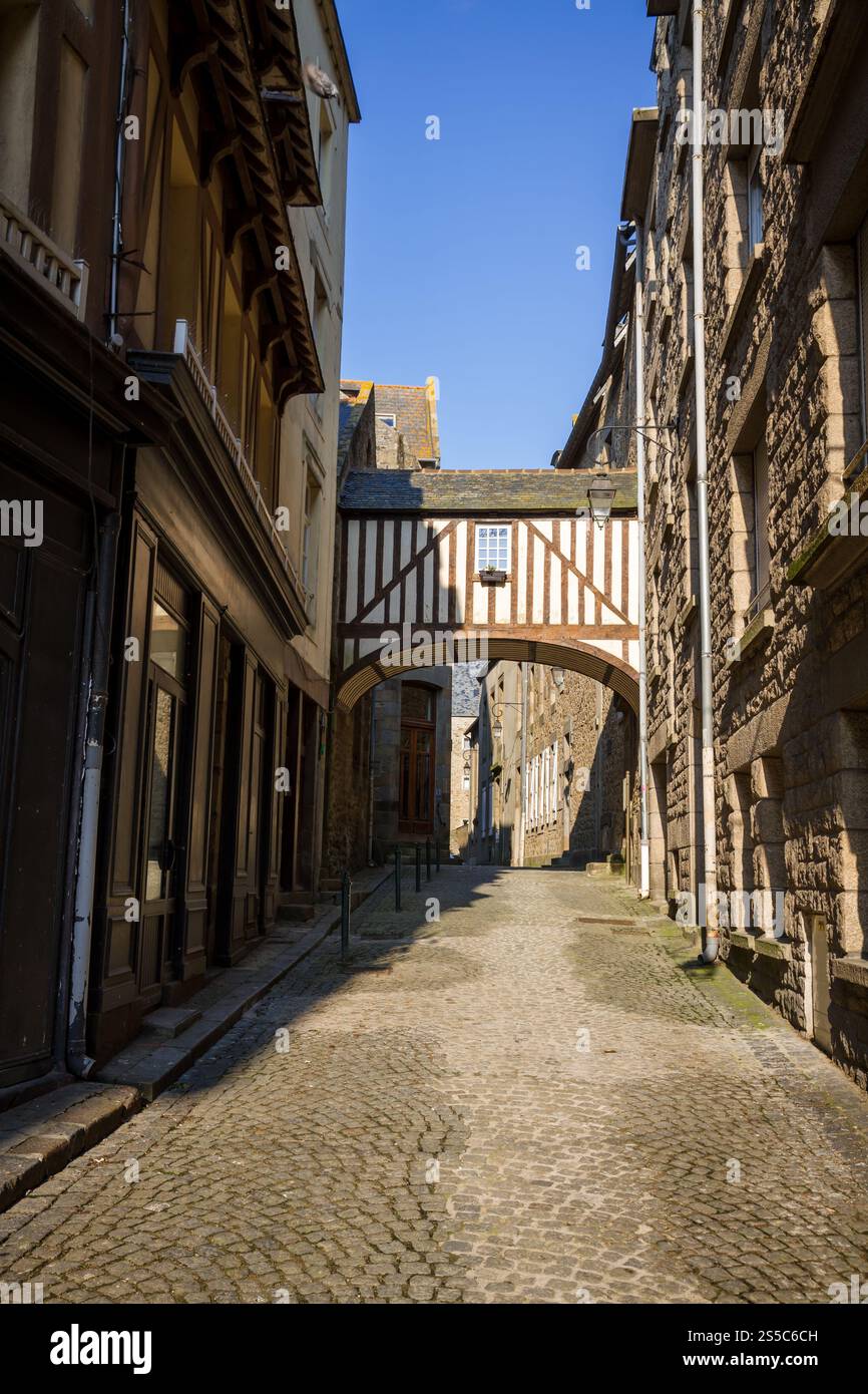 Mittelalterliche Straße in der Stadt Saint-Malo, Bretagne, Frankreich. Straße in der Stadt Saint-Malo, Bretagne, Frankreich Stockfoto