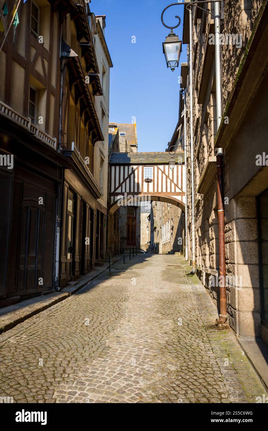 Mittelalterliche Straße in der Stadt Saint-Malo, Bretagne, Frankreich. Straße in der Stadt Saint-Malo, Bretagne, Frankreich Stockfoto