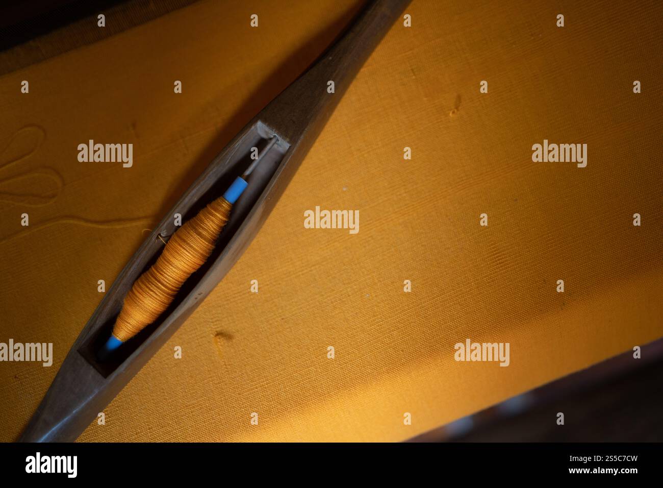 Webmaschine traditioneller Handwebstuhl. Traditionelles Kunsthandwerk weben. Stockfoto