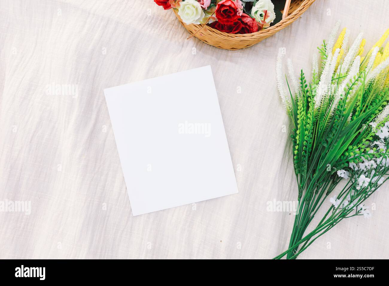 Leerer Picknickplatz auf Wiese mit Kopierraum Modellraum für Text Stockfoto