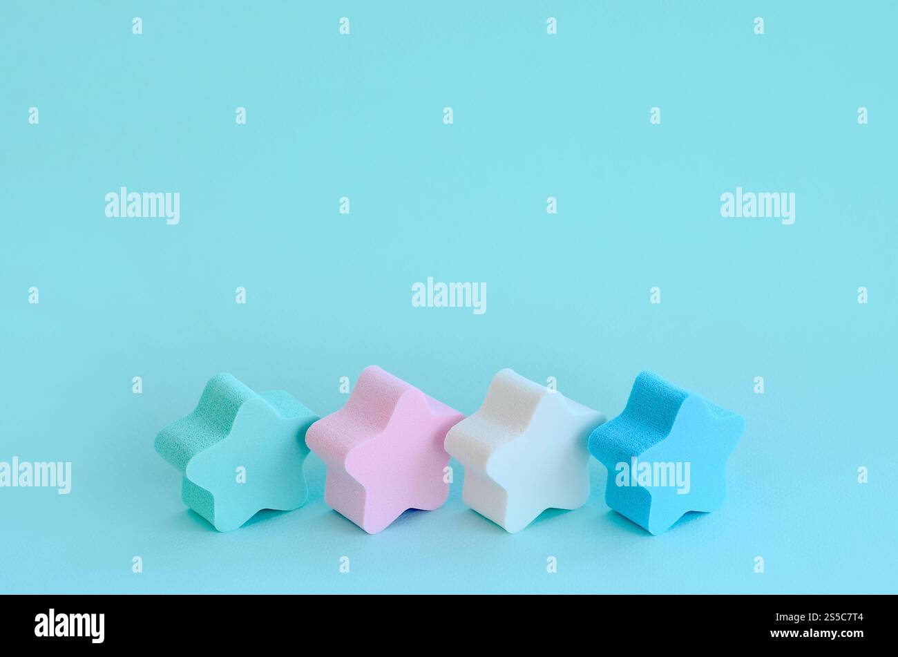 Abstrakter kosmetischer heller pastellblauer Hintergrund mit kleinen Sternen von Schwämmen. Vorlage mit Textraum. Abstrakter kosmetischer hellblauer Hintergrund mit Stockfoto