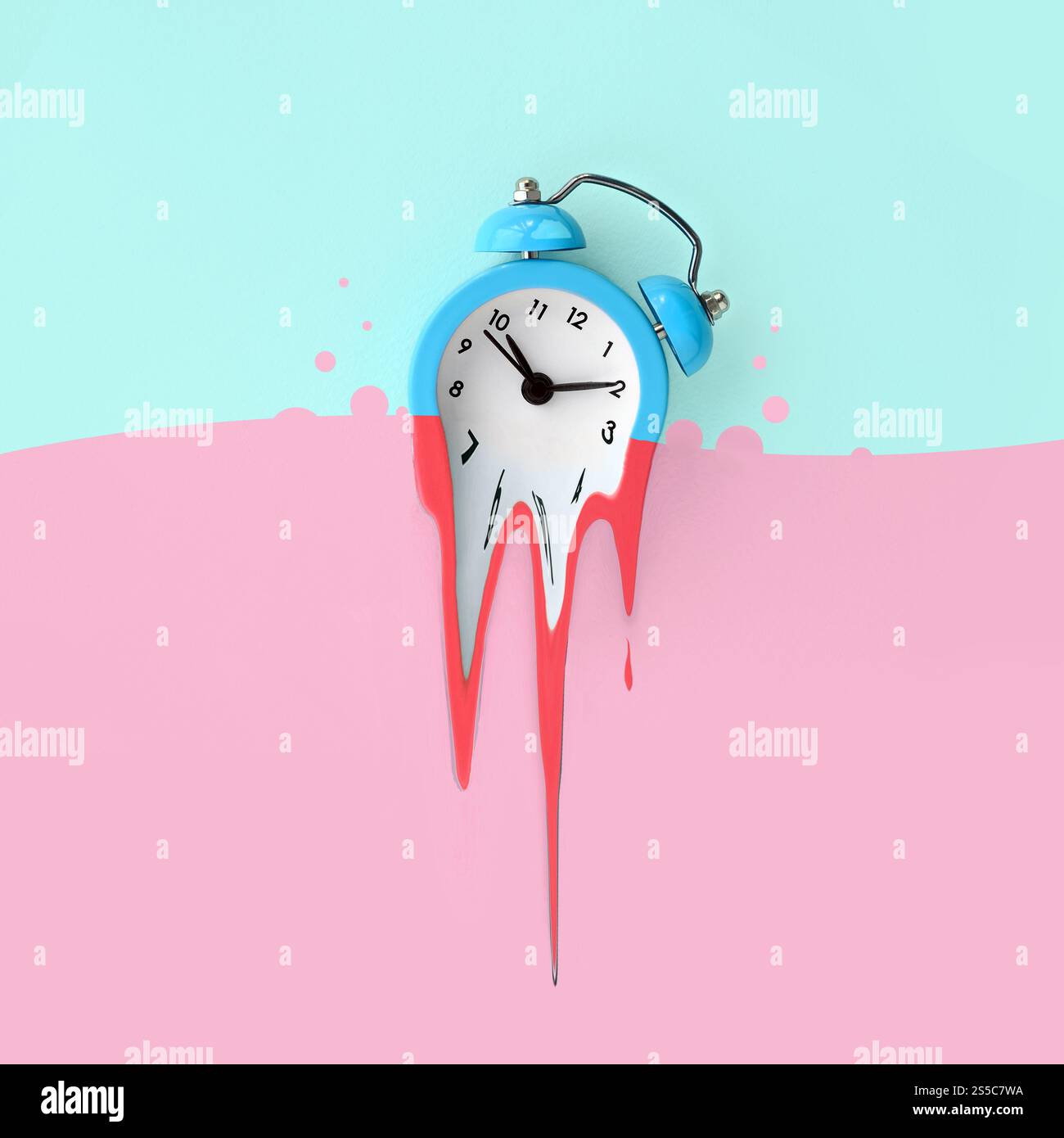 Time is Running Concept zeigt einen Wecker, der sich durch Schmelzen in pastellrosa flüssiger Substanz löst. Bild im surrealen Stil. Die Zeit ist Stockfoto