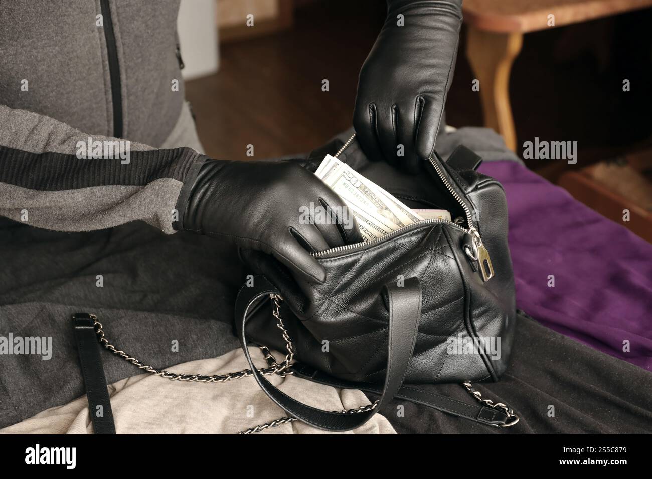 Fünf kanadische Dollarscheine liegen im Stapel auf dem Hintergrund großer halbtransparenter Banknoten. Abstrakter Geschäftshintergrund mit Kopierraum. 5 Kanadier Stockfoto