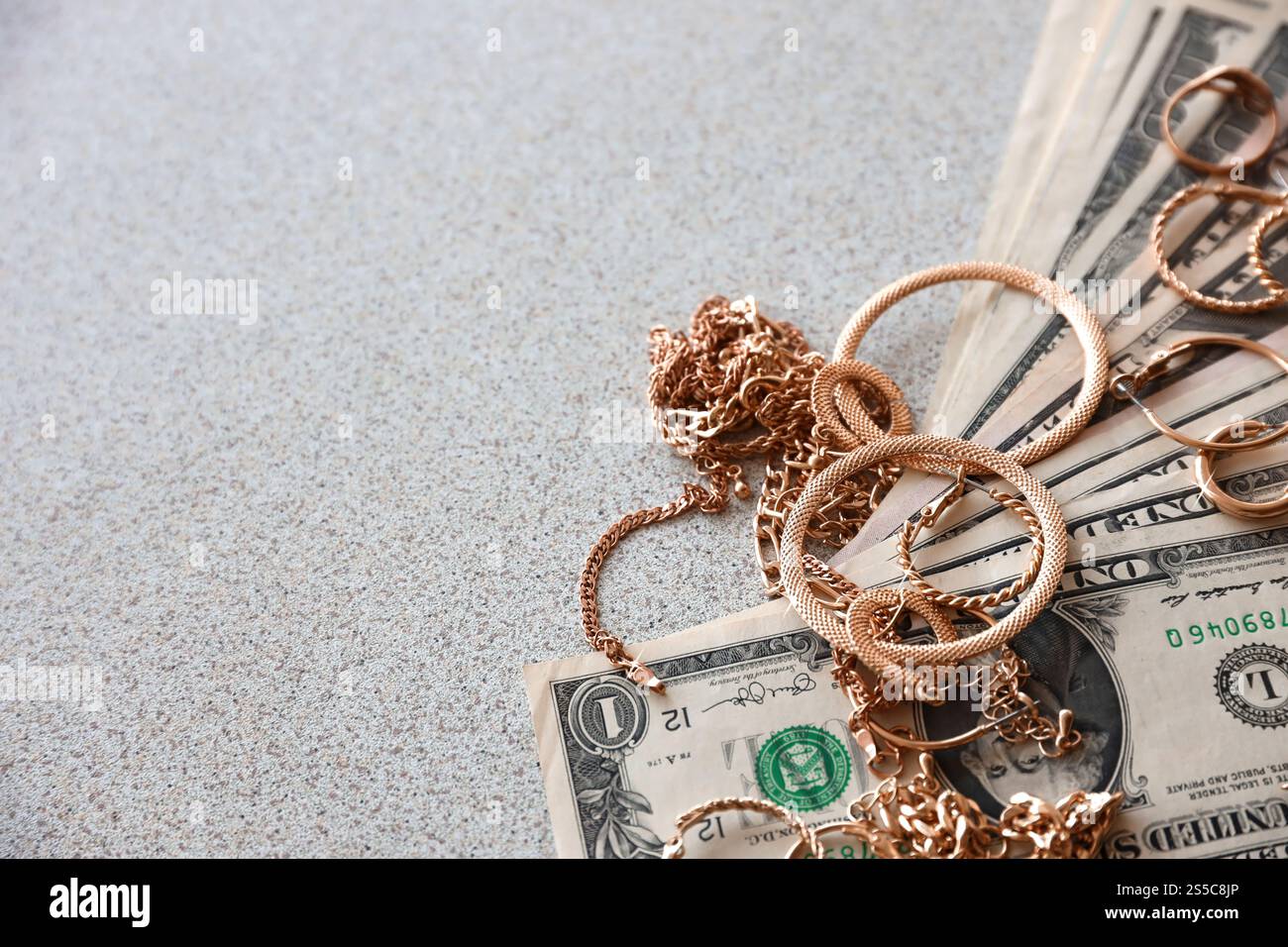 50 Euro-Scheine und goldene Bitcoins. Anlagekonzept für Kryptowährungen. Krypto-Mining oder -Handel. 50 Euro-Scheine und goldene Bitcoins. Stockfoto