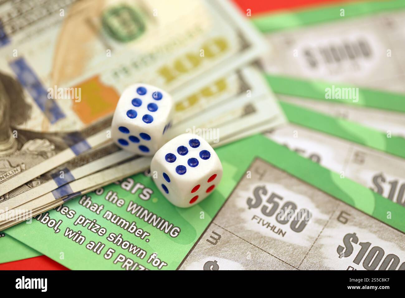 5 kanadische Dollar-Scheine und Wecker mit Stift und Umschlägen. Steuersaisonkonzept, Zahlungsfrist für Kredit oder Darlehen. Finanzoperationen verwenden Stockfoto