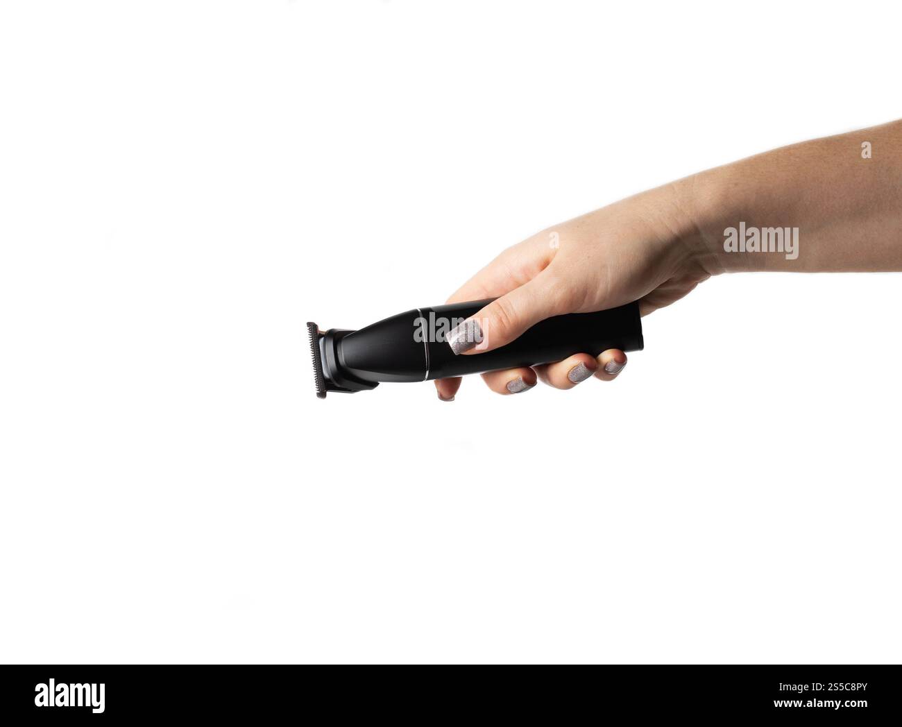 Weibliche Hand mit einem Haarschneider auf weißem Hintergrund, isolieren. Stockfoto