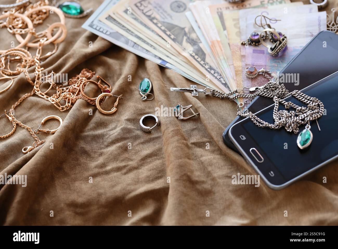 Der Fan einer Menge US-Dollar ist auf einer dunklen Jeansfläche. Hintergrundbild Stockfoto