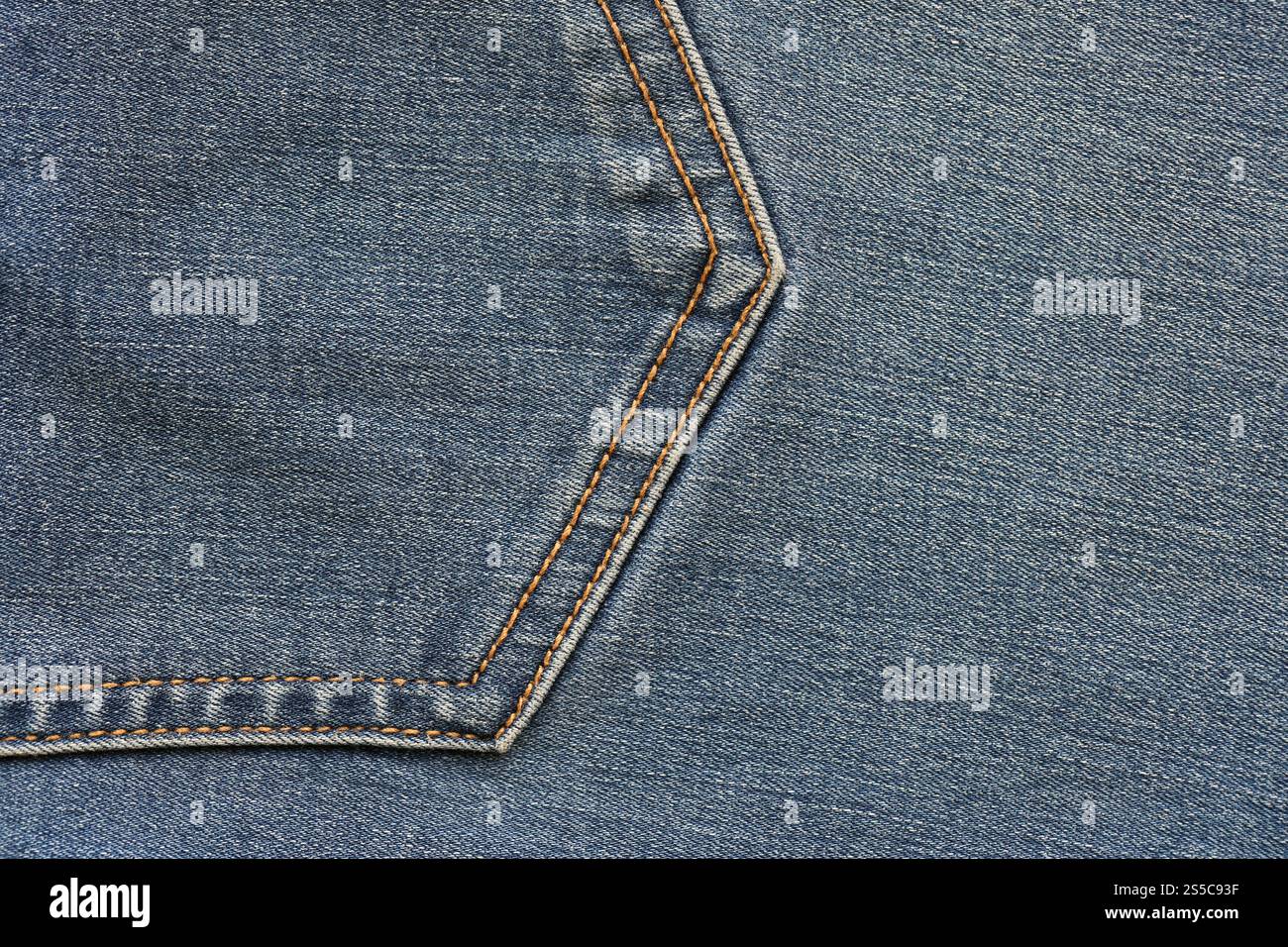 Weiße unbeschriftete Karte am Seil, Fensterglashintergrund. Kreative Erinnerung, kleines Blatt Papier auf Holzkaschentücher, Memo-Hintergrund Stockfoto