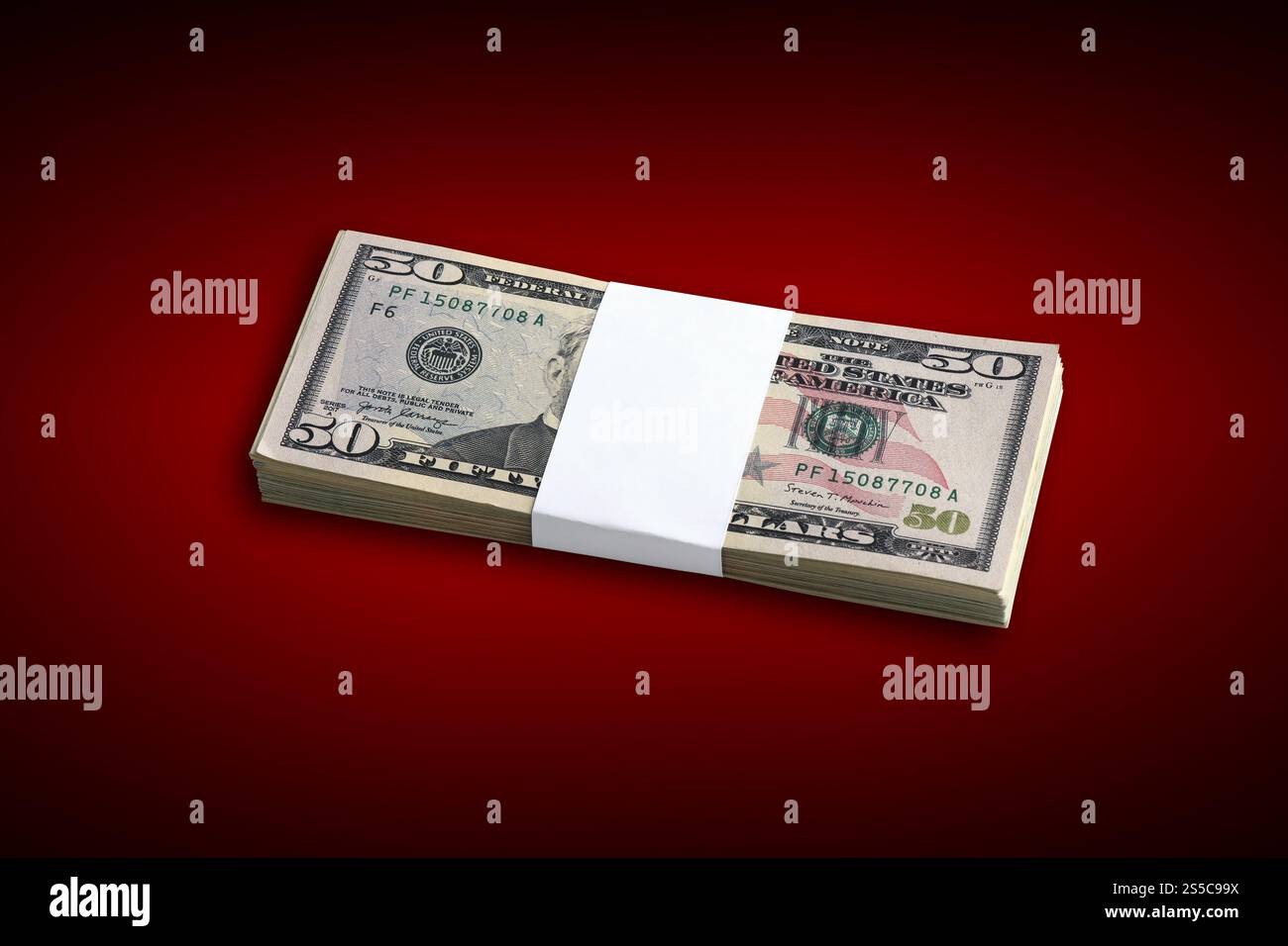 Neuer roter zedder für Anhänger in Landmaschinen zum Sammeln von Heu. Nahaufnahme Stockfoto