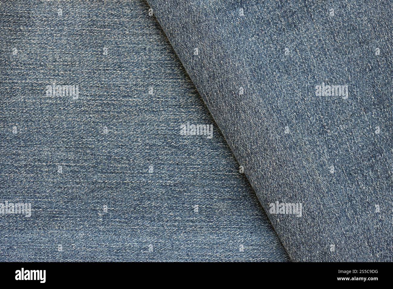 Die Reihe der Räder der neuen industriellen landwirtschaftlichen Sämaschine schließen Nach oben Stockfoto