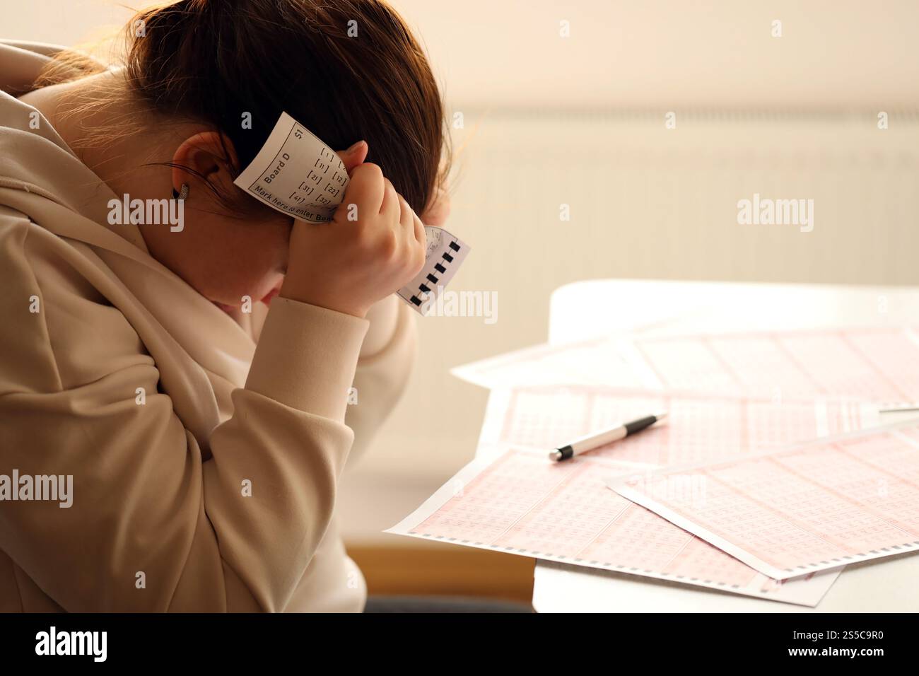 Das Herz ist auf das vernebelte Glas in der gemalt Winter Stockfoto
