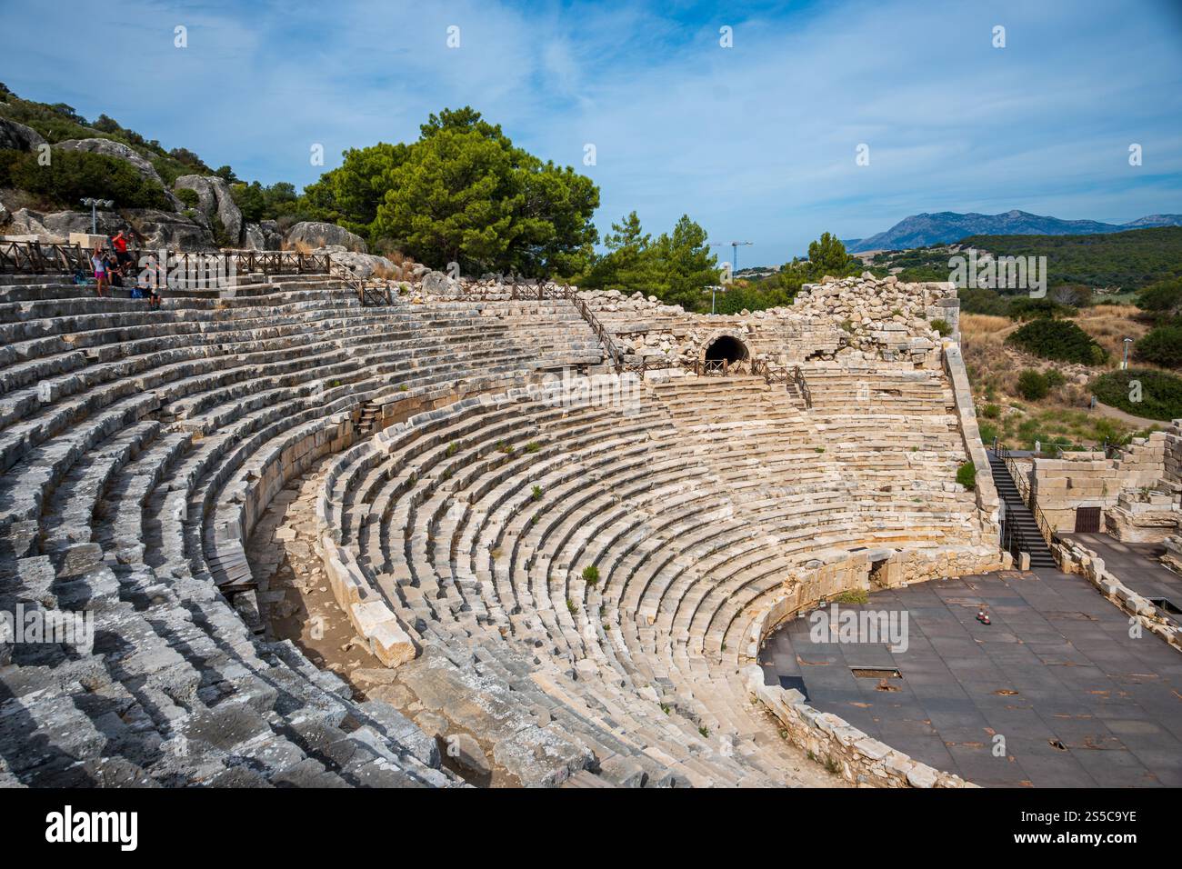 Antike römische Amphitheater-Ruinen mit Steinsitzen und malerischer Landschaft in Patara, Türkei Stockfoto