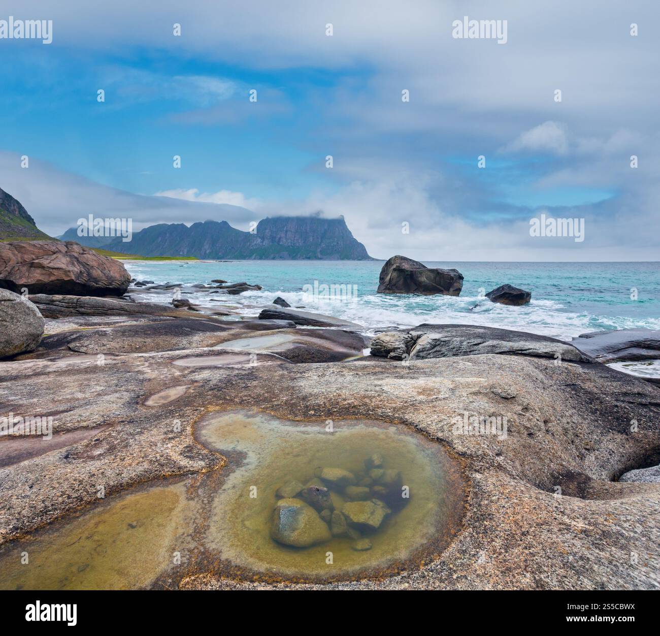 Haukland steiniger Strand Sommer Blick (Norwegen, Lofoten). Stockfoto