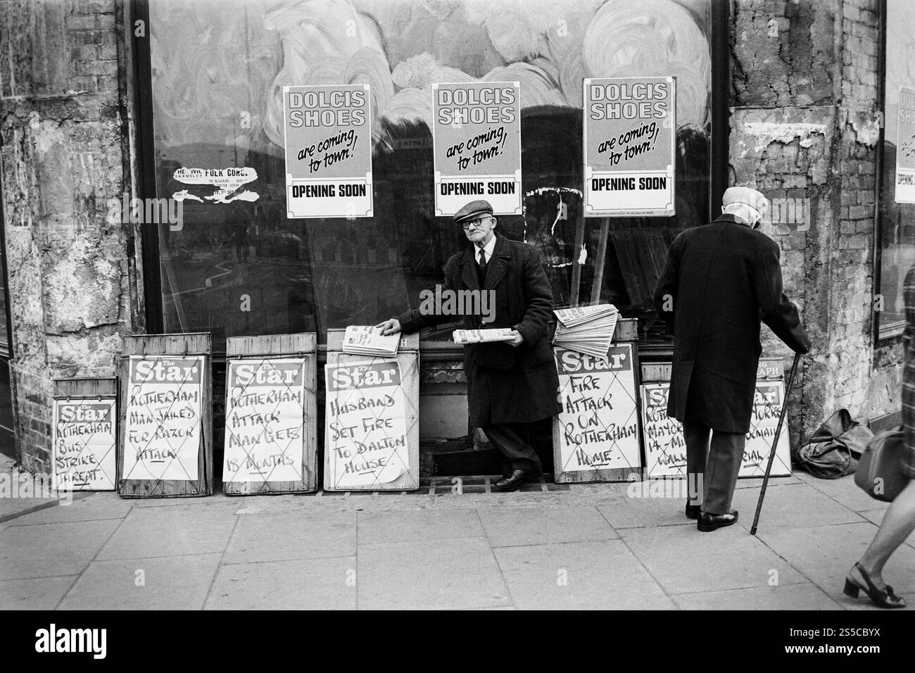 South Yorkshire historische Schwarzweiß. Nachrichtenanbieter Jimmy „Lallocks“ mit Schlagzeilen im Jahr 1972. Er starb 1986 im Alter von 83 oder 84 Jahren. James (Jimmy Lallocks) H Stockfoto