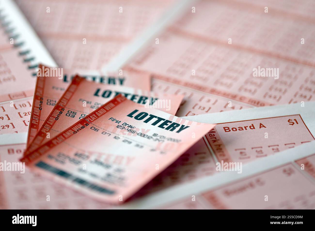 Foto von luxuriösen Geschenkboxen unter dem Weihnachtsbaum, Neujahrsdekoration, goldene Verpackung von Weihnachtsgeschenken, festliche Tanne mit dekoriert Stockfoto