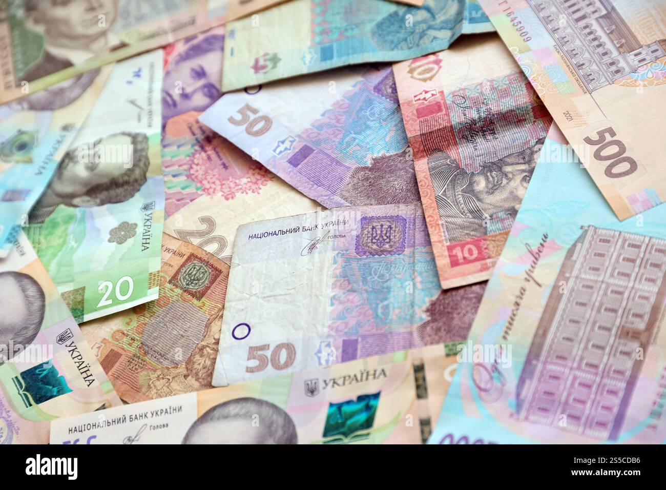 Ein Bild von einem binären Code, der sich aus einer Reihe von grünen Ziffern auf schwarzem Hintergrund Stockfoto