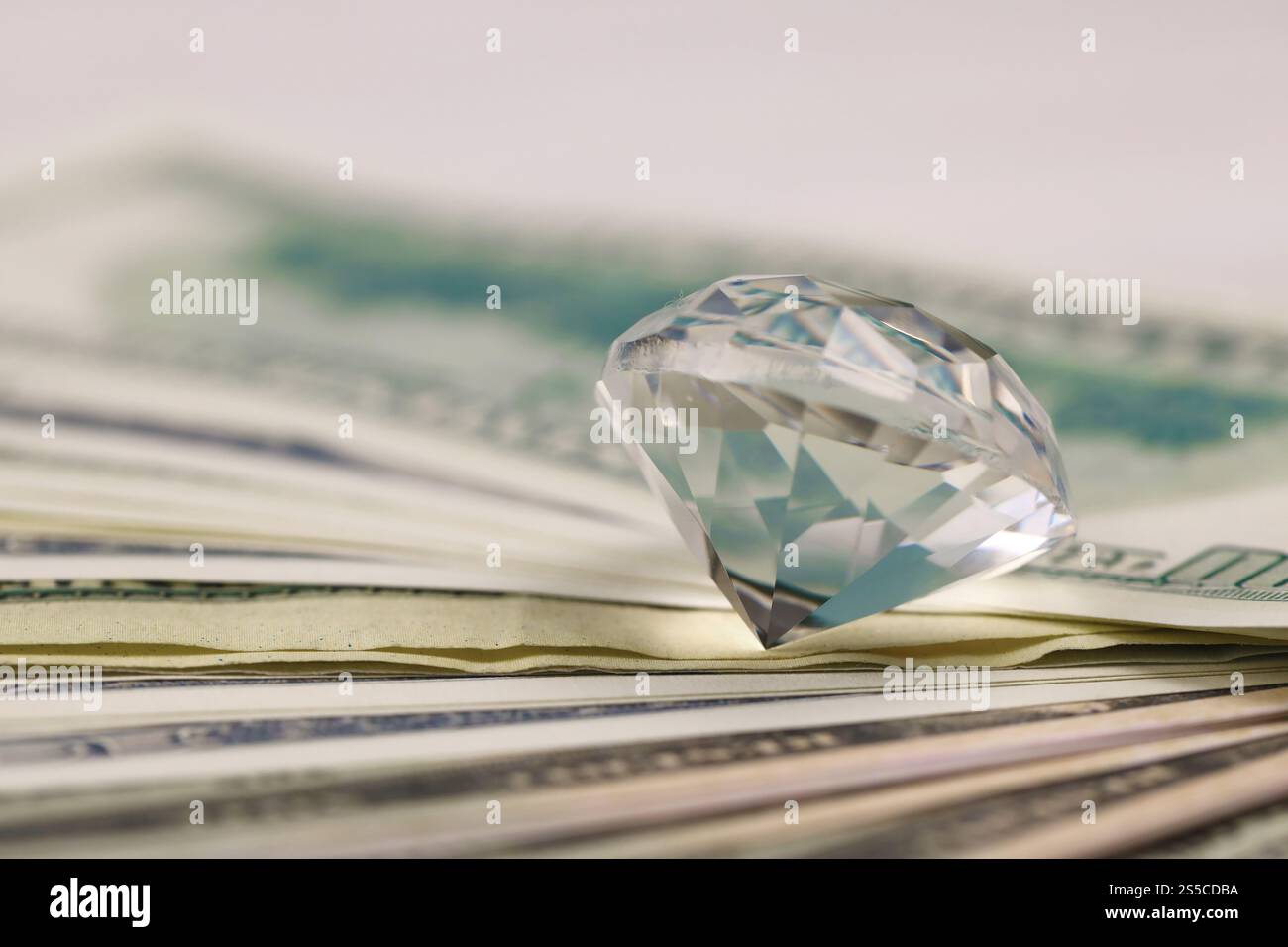 Ein Bild von einem binären Code, der sich aus einer Reihe von grünen Ziffern auf schwarzem Hintergrund Stockfoto