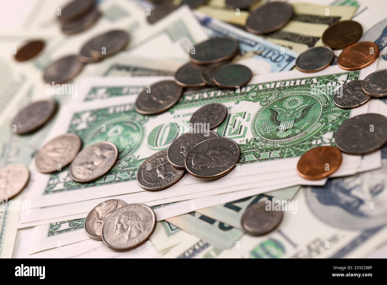 Foto von luxuriösen Geschenkboxen unter dem Weihnachtsbaum, Neujahrsdekoration, goldene Verpackung von Weihnachtsgeschenken, festliche Tanne mit dekoriert Stockfoto