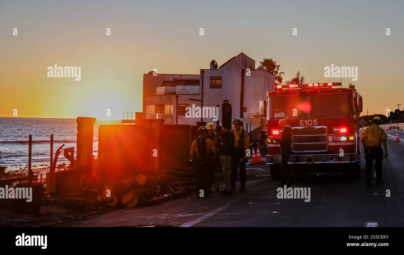 Pacific Palisades, Kalifornien, USA. Januar 2025. Eine Feuerwehrmannschaft bei Sonnenuntergang entlang des Pacific Coast Highway und des Pazifischen Ozeans in Malibu. Die Brände entzünden sich weiter und schwelen in den verbrannten Bereichen. (Kreditbild: © Amy Katz/ZUMA Press Wire) NUR REDAKTIONELLE VERWENDUNG! Nicht für kommerzielle ZWECKE! Stockfoto