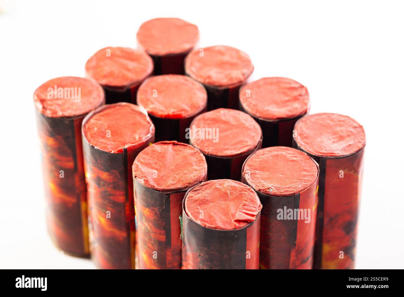 Verpackung von fliegenden Zirkoblits Feuerwerkskörpern auf dem Tisch. Sicherheit mit Pyrotechnik Stockfoto